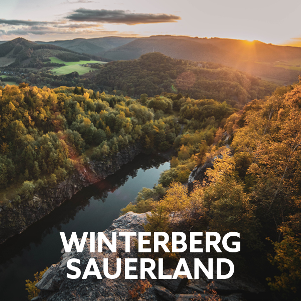 Herbstliche Berglandschaft im Sauerland bei Winterberg mit Flusstal und weitem Panoramablick.