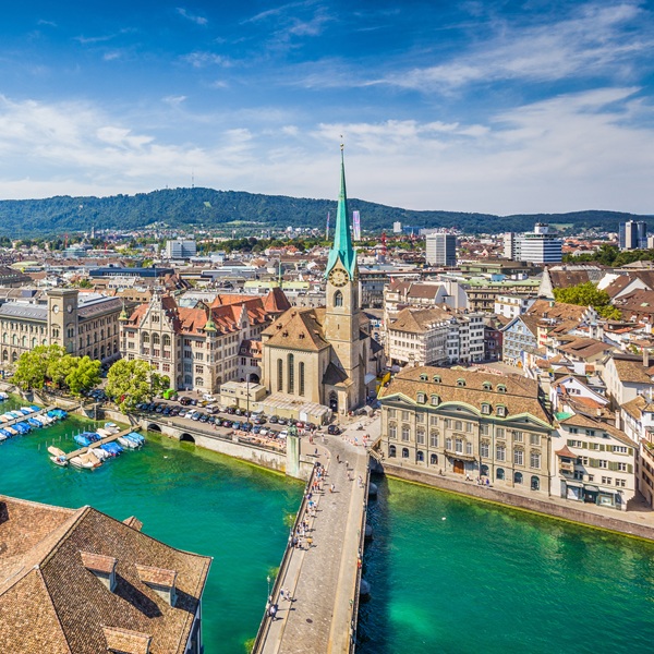 St. Peter Kirche in der Zürcher Altstadt mit Blick auf die Limmat
